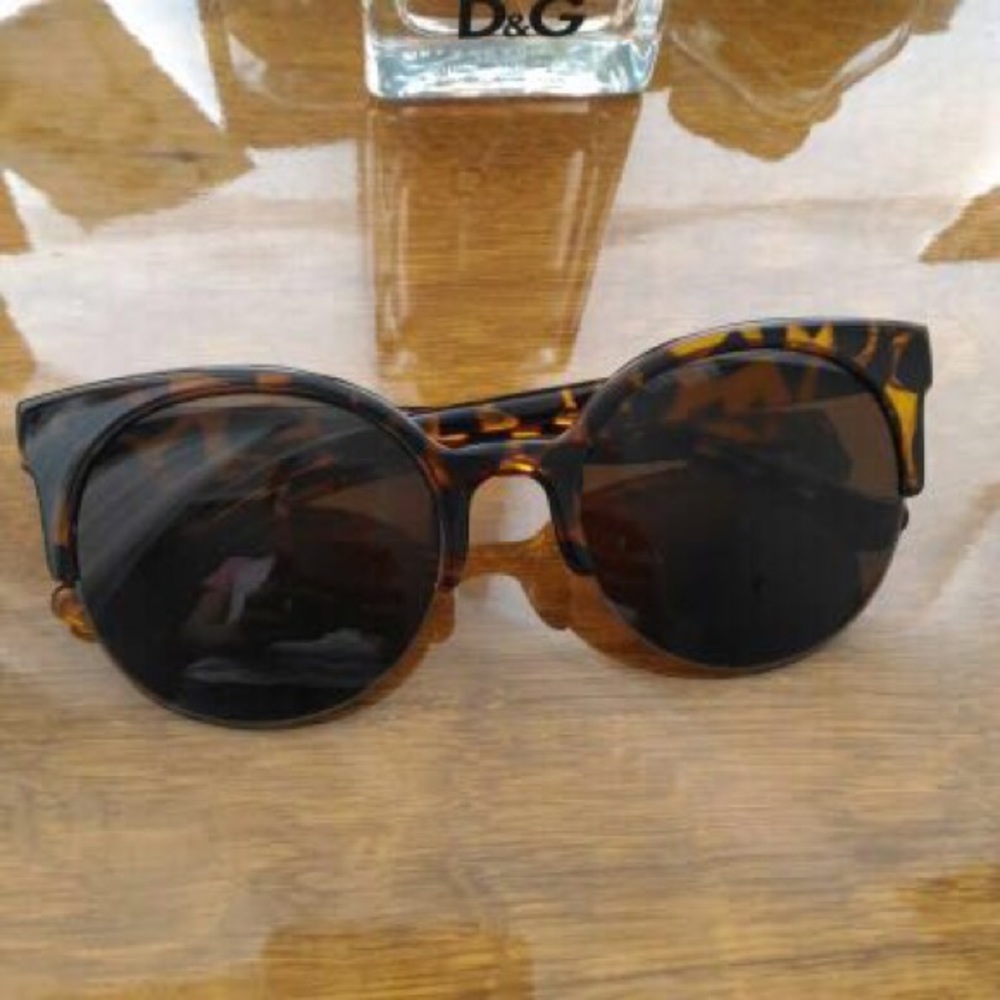 Sunglasses - Picture 3 of 4
